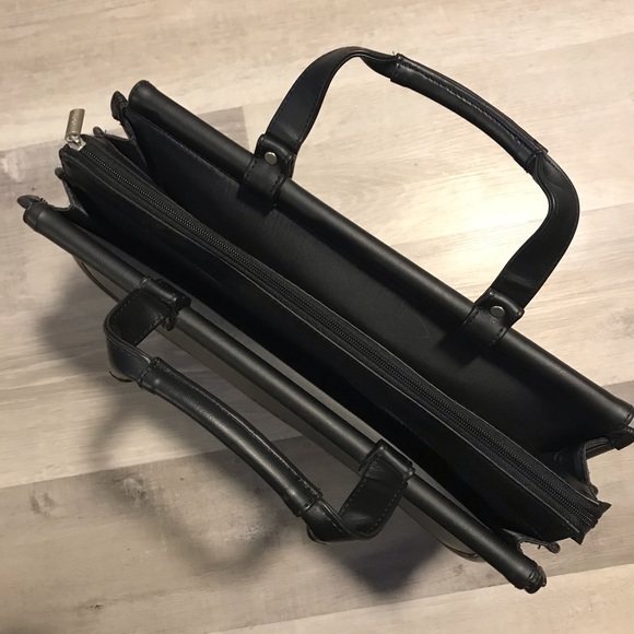 Solo Leather Laptop Messenger Bag - Picture 7 of 7